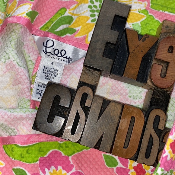 🌴LILLY PULITZER Alligator Print Capri Pants - Picture 7 of 8